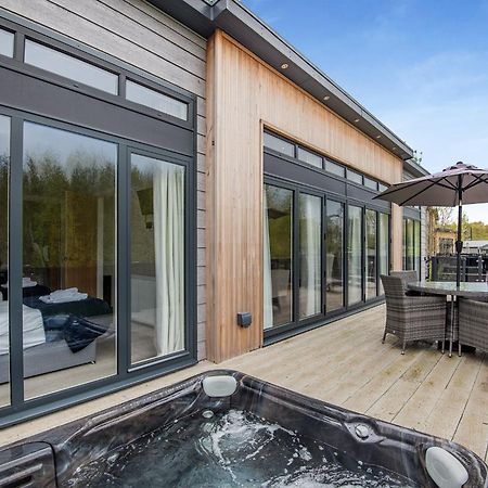Woodhall Country Park Lodges ウッドホール・スパ エクステリア 写真