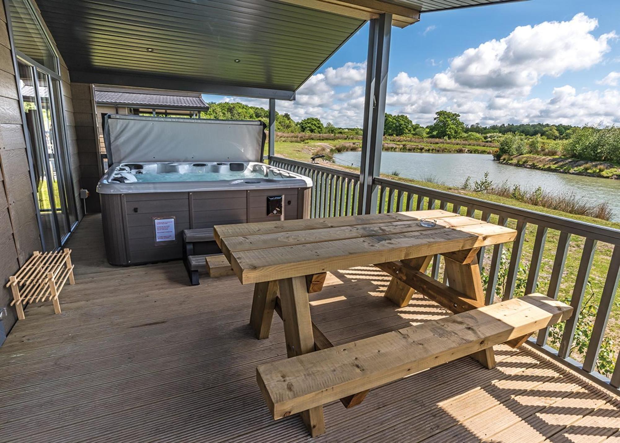 Woodhall Country Park Lodges ウッドホール・スパ エクステリア 写真