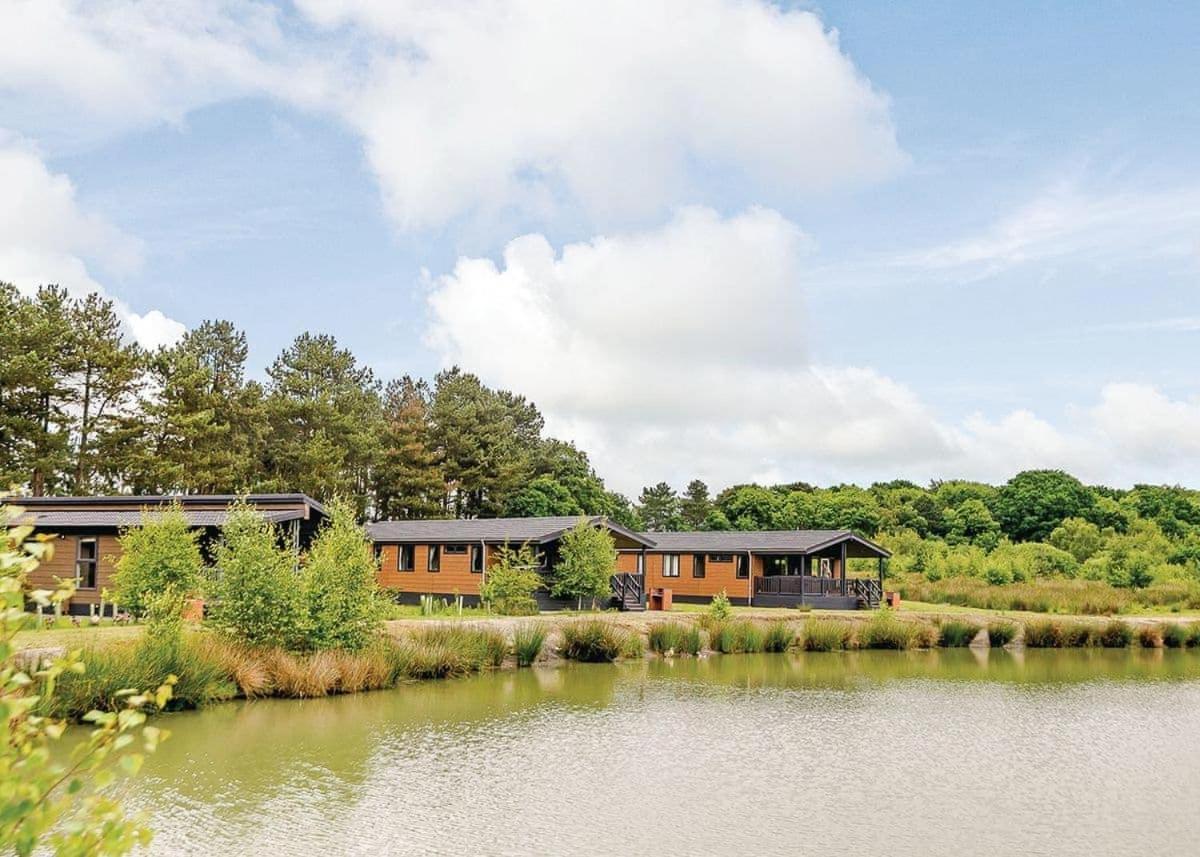 Woodhall Country Park Lodges ウッドホール・スパ エクステリア 写真