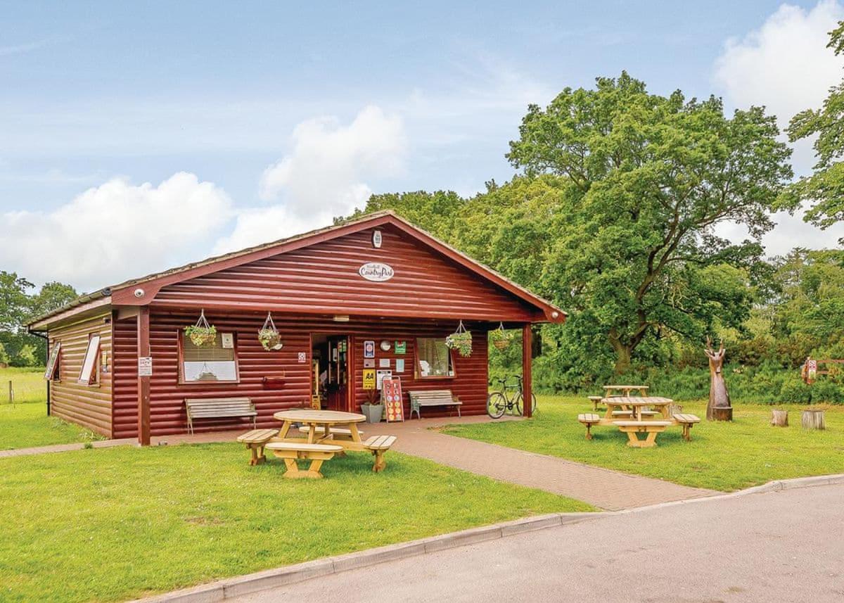 Woodhall Country Park Lodges ウッドホール・スパ エクステリア 写真