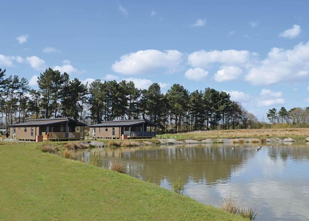 Woodhall Country Park Lodges ウッドホール・スパ エクステリア 写真