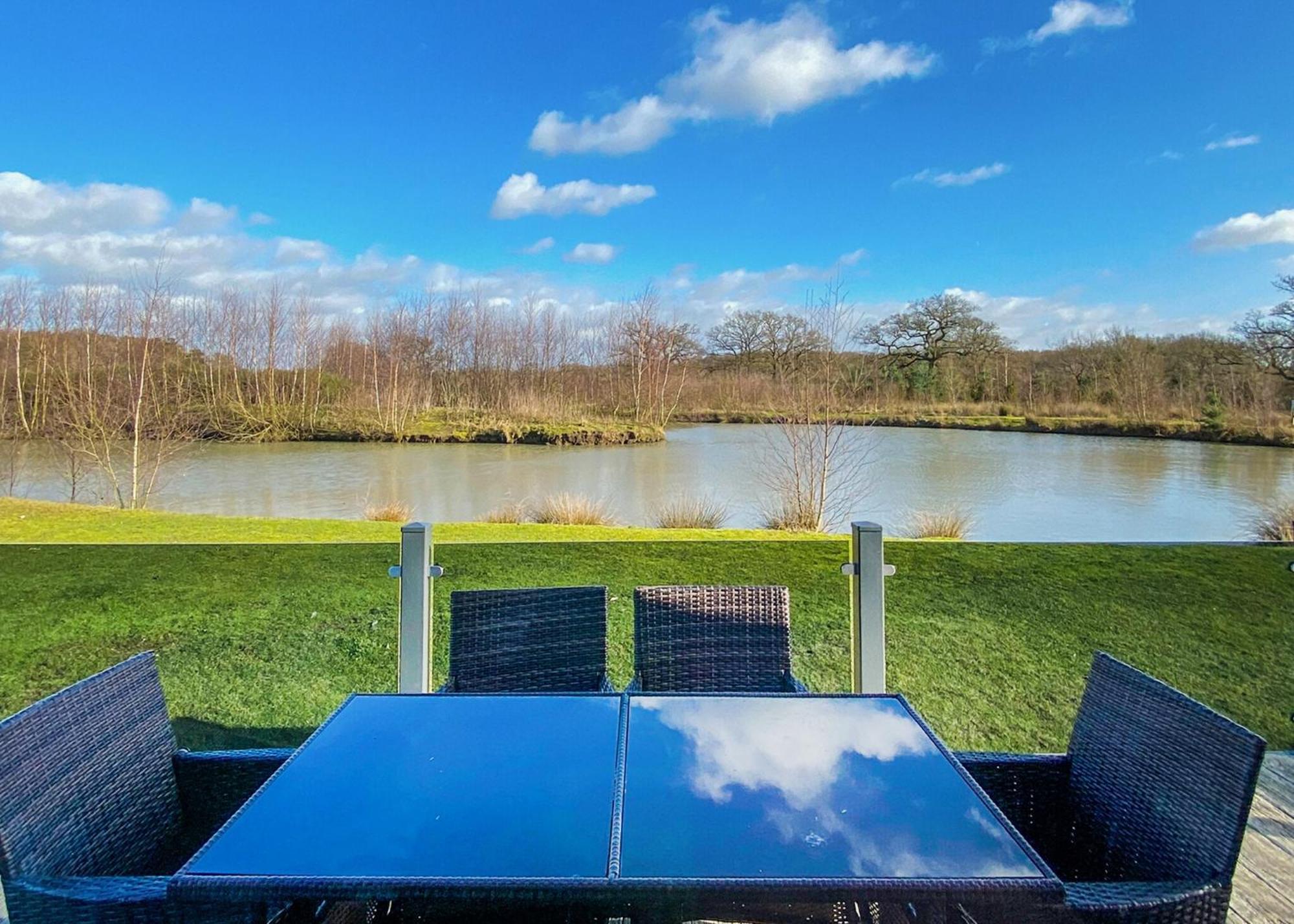 Woodhall Country Park Lodges ウッドホール・スパ エクステリア 写真