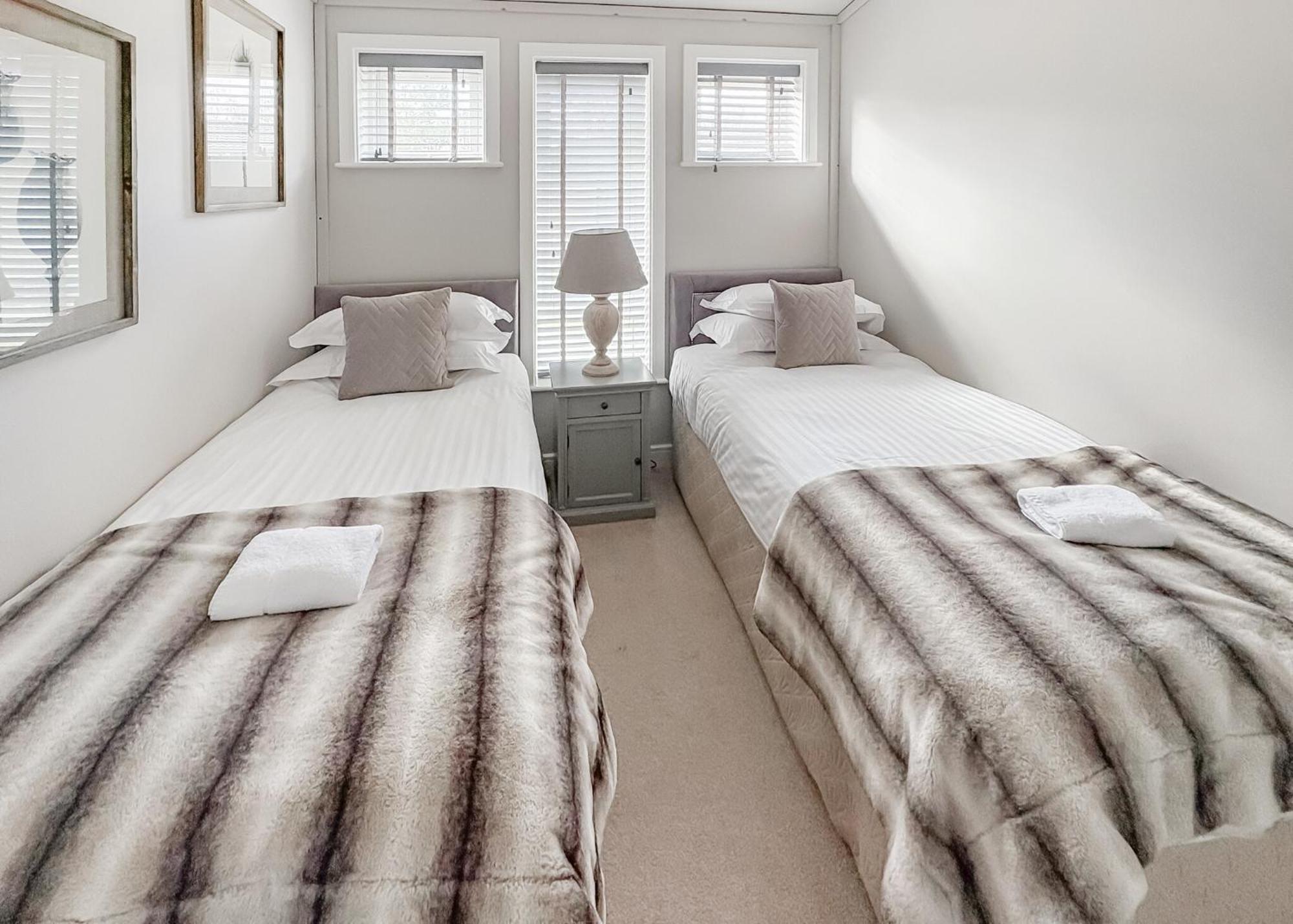 Woodhall Country Park Lodges ウッドホール・スパ エクステリア 写真